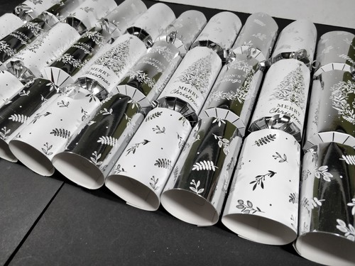 20 x Premium Christmas Crackers Bon Bons 30cm Silver & White with Snap Toy & Hat - Picture 3 of 4