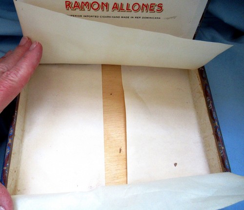 Caja de cigarros de madera Ramon Allones Flor-Extra-Fina Santiago República Dominicana - Imagen 9 de 13