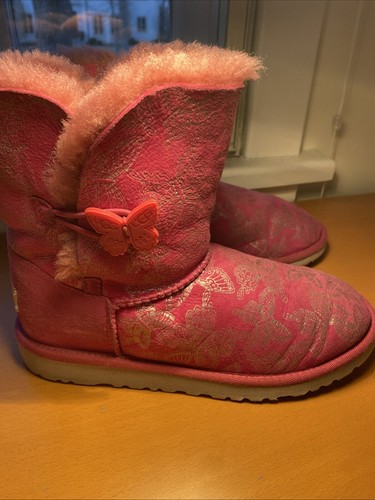 UGG rosa Schmetterling silber Bailey Knopf Fell gefüttert Stiefel Mädchen Größe 5