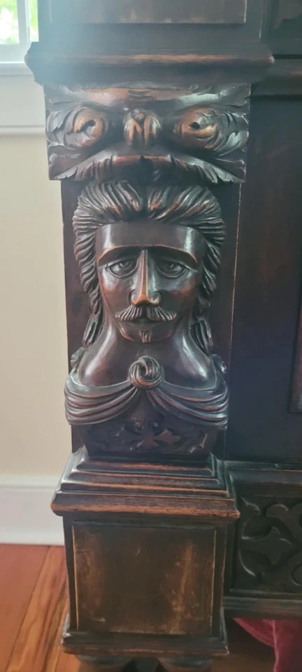 Antiguo aparador chileno tallado a mano Foto 3 de 4