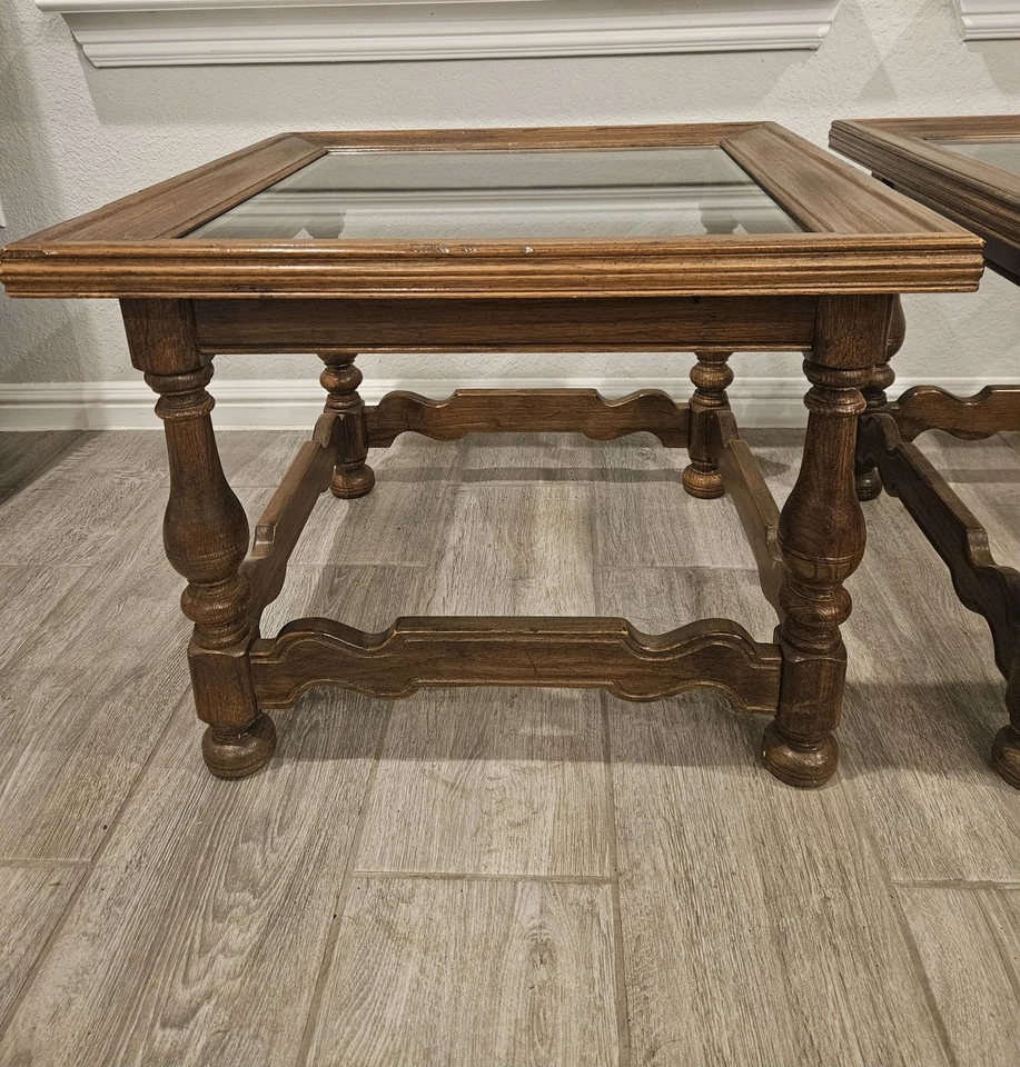 Par de mesas superiores cuadradas de vidrio de roble Ethan Allen Royal Charter usadas en excelente estado Foto 2 de 4