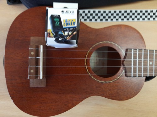 KMISE 21" Ukelele KMU21S 4 String UKE + Tuner + Case + Strap VGC (H20) - Picture 5 of 6