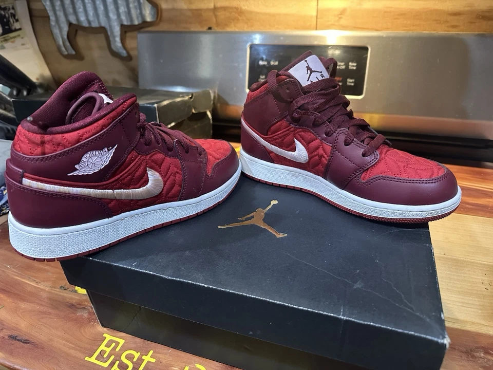 Tênis Nike Air Jordan 1 Mid SE GS "Red Quilt" com caixa original tamanho 5 juvenil - Imagem 2 de 4