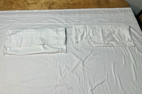 Ein Vintage Queen Size flaches Laken bestickt weiß & 2 passende Kissenbezüge - Bild 1 von 6