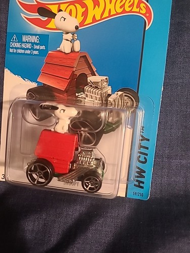Hot Wheels HW City 2013 Peanuts Snoopy Doghouse Auto 59/250 - Foto 3 di 7