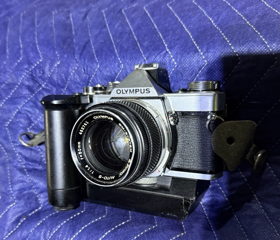 Cámara fotográfica Olympus OM-2 35 mm y varios accesorios Foto 3 de 4