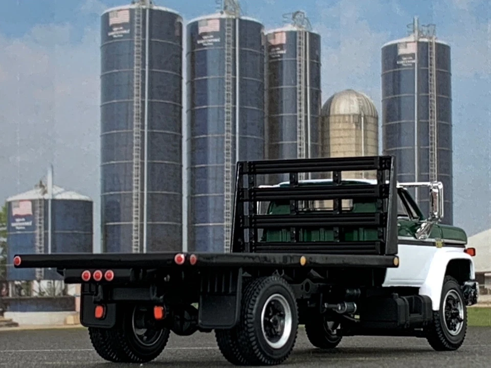 1/64 DCP WHITE/GREEN CHEVY C65 SINGLE AXLE FLATBED - Image 2 of 4