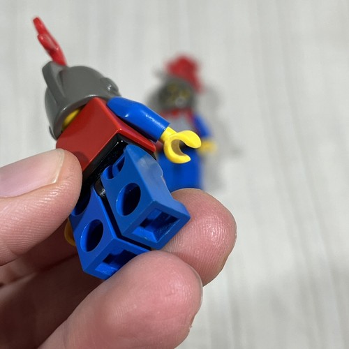 2 Vintage Lego Red Knights with Breast Plate MiniFigure from set 6061 cas189 Q2 - Picture 8 of 17