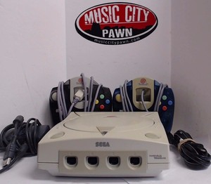 Sega-Dreamcast-with-2-Controllers