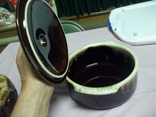 Brown drip glazed cooking stoneware bean pot w/lid 8"wide 6" tall - Picture 3 of 3