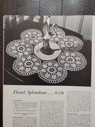 Cappotti Vintage Spool Cotton Co. "Priscilla Centerpieces" e libro di Clark n. 276 ©1951 - Foto 9 di 13