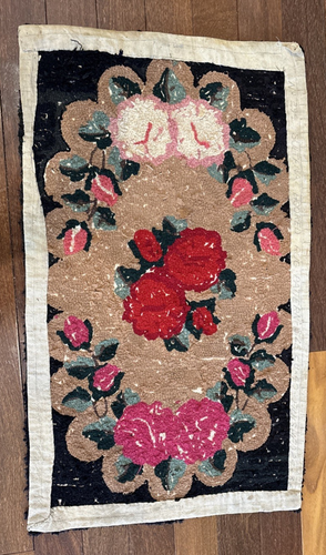 Vintage Hand Hooked Rug 24"x36" Black w/ Beige scallops & Red White Pink Roses - Picture 14 of 15
