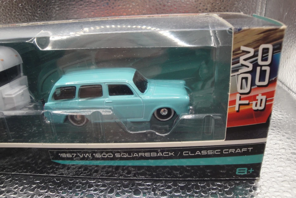 Maisto Design 1967 VW 1600 Squareback com Classic Craft Camper Diecast 1:64 - Imagem 2 de 4