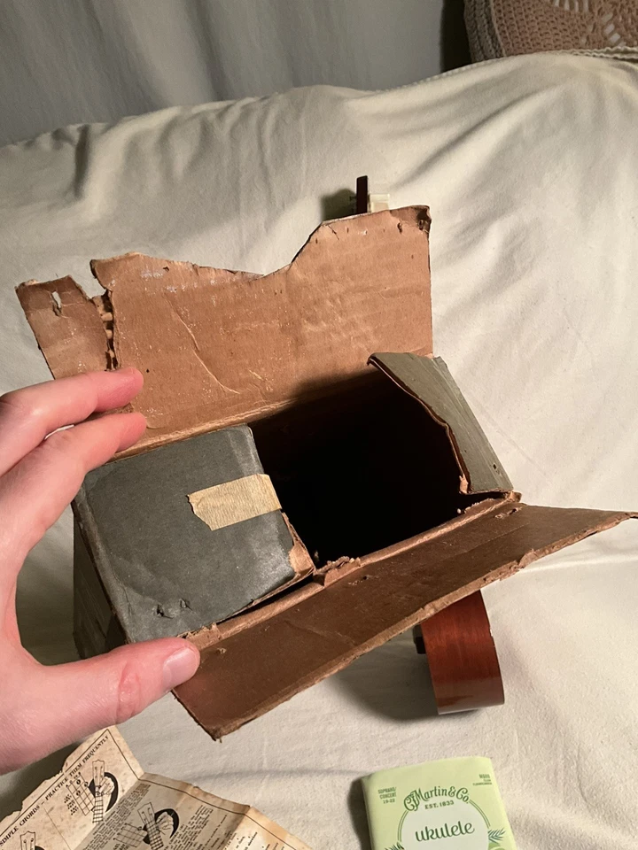 Silvertone Ukulele Late 1950s RARE w/ Box, Instructions, PLAYS Beautifully! - Image 2 of 4