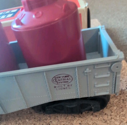 LIONEL O GAUGE NEW YORK CENTRAL NYC LONG GONDOLA 6-6260 W/4 RED CANISTERS - Picture 4 of 15