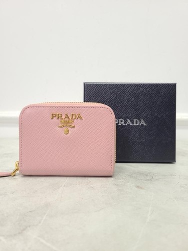 Vente en gros Porte-cartes Prada rose clair Saffiano logo métal doré 134045416