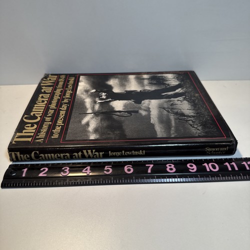 THE CAMERA AT WAR: A HISTORY OF WAR PHOTOGRAPHY FROM 1848 TO THE PRESENT (1973) - Bild 4 von 10