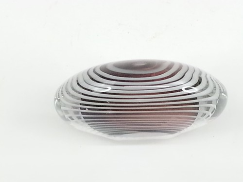 Pisapapeles de vidrio artístico firmado Eickholt disco amatista orbe rayas claras y blancas - Imagen 5 de 9