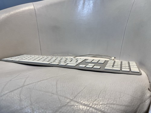 Apple A1243 Silver White Wired USB Keyboard Standard QWERTY UK Layout - Picture 2 of 7