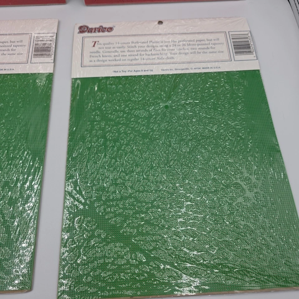 Lote de 14 hojas de punto de cruz de plástico perforado Darice rojo (2) verde (2) Foto 4 de 4