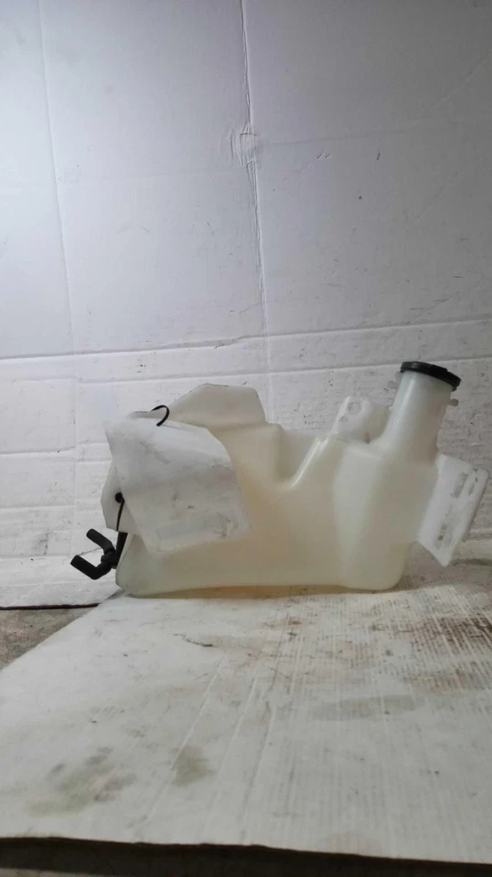 Used Washer Fluid Reservoir fits: 2015 Ford Expedition includes battery tray Gra Foto 2 de 4