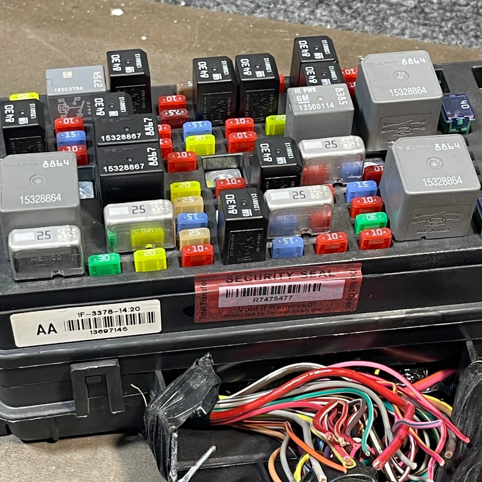 Buick Lucerne Cadillac DTS 2008-2011 caja de fusibles trasera debajo del asiento 13697145 Foto 2 de 4