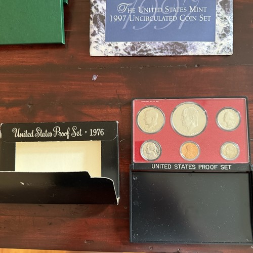 Lot 17 US Mint Proof Sets, 11 Uncirculated Sets, 1986 Liberty Silver Dollar - Picture 4 of 11