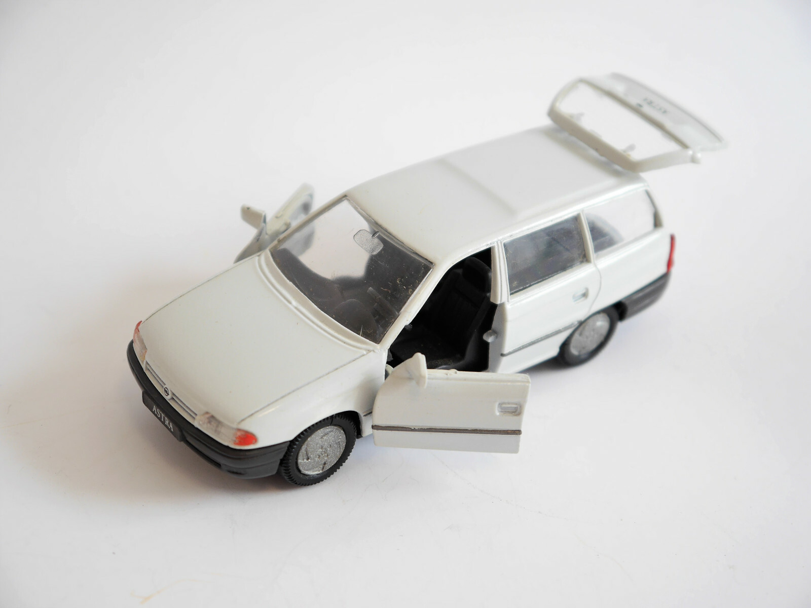 Opel Astra F Caravan Combi Break in White White white white, GAMA in 1 43 Opel Astra F Caravan Combi Break in White White white white, GAMA in 1 43
