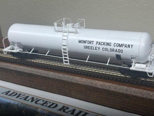 MONFORT PACKING 20K GALLON NON-INSULATED TANK CAR- HO SCALE - " GREELEY " NEW