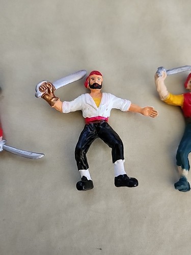 Lotto di 4 statuette giocattolo pirata pirati figura topper per torta giocattolo Cina piccolo 2-3 in A - Foto 3 di 13
