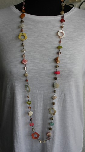 Sehr lange Perlmuttkette mehrfarbig im stylischen vintage Prilblumendesign - Bild 4 von 6