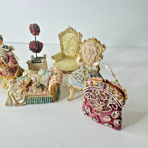 Lote 7 adornos navideños victorianos vintage, muebles para casa de muñecas, sillas, puros - Imagen 3 de 23