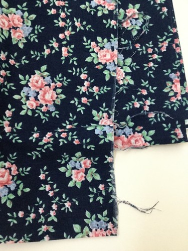 Tessuto da cucire cotone blu navy vintage rose rosa fiori foglie verdi 52x60 - Foto 3 di 3