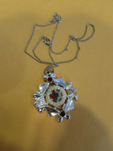 VINTAGE 18" long silvertone necklace with 1/2" square rhinestone/ faux pearl fob - Picture 3 of 6