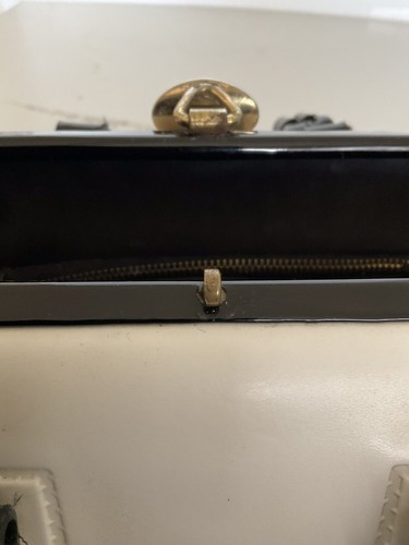 Vintage Handbag, White colour, snap lock (It's Sheldon with The Lucky 1c coin) - Picture 9 of 11