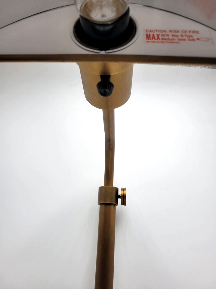 Lámpara de mesa Koleman de latón Robert Abbey Foto 4 de 4