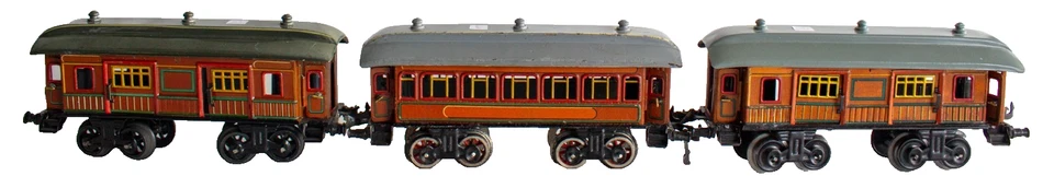 1915's German Bing 0-gauge Set of 3 Continental Teak Passenger coaches - Image 3 of 4