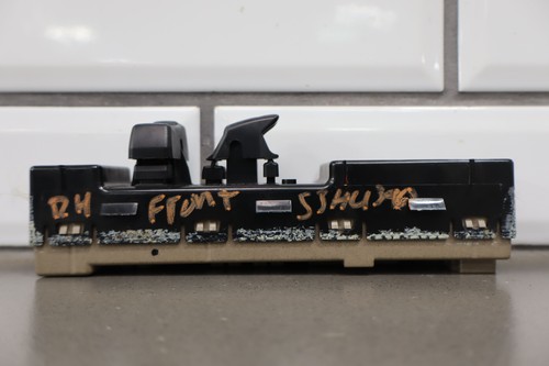 2003-2004 Hummer H2 Front Right Passenger Window Switch - Picture 6 of 13