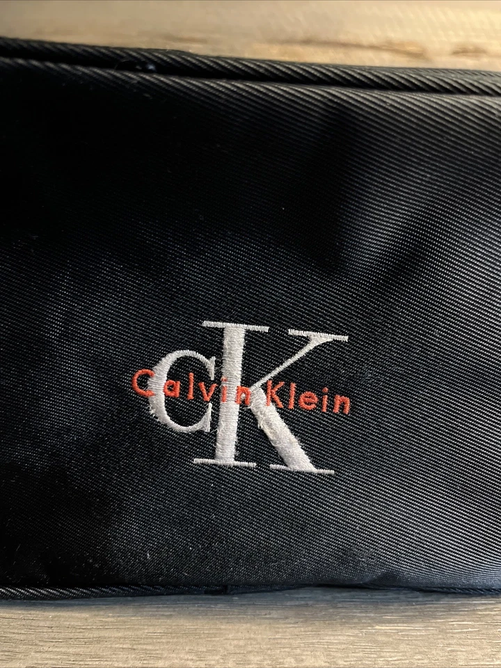 Bolso de aseo negro Calvin Klein estuche de cosméticos de viaje con logotipo bordado Foto 2 de 4