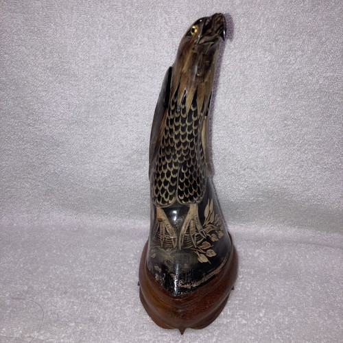 Halcón tallado y pintado a mano de colección sobre base de madera de cuerno de búfalo genuino - Imagen 2 de 6