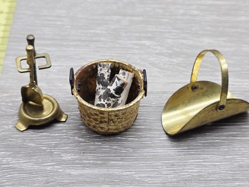 Vtg Renwal Dollhouse Furniture Cream & Brown Fireplace Andirons Logs Bucket Etc - Picture 6 of 16