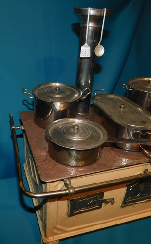 ANCIENNE GRANDE CUISINIERE DRGM + BATTERIE DE CASSEROLES . POUPEE . BING MARKLIN - Imagen 2 de 24