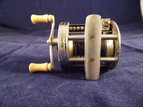 VINTAGE PFLUEGER TRUMP 1943 BAITCASTING REEL - Picture 3 of 3