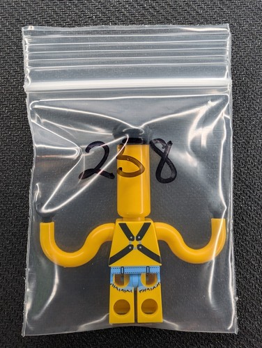 Citizen Brick Day 11 Lego Minifigur gewellte Arme langer Kopf Jorts Ledergeschirr - Bild 2 von 2