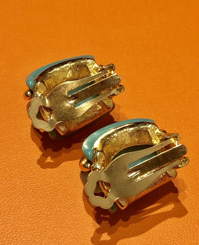 Kenneth Jay Lane KJL Green Resin Gold Tone Earrings - Picture 3 of 4