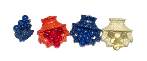 Set/4 VTG Lot 1940s BASKET OF GRAPES FRUIT Buttons Plastic 1" Figural Red Blue - Picture 3 of 5