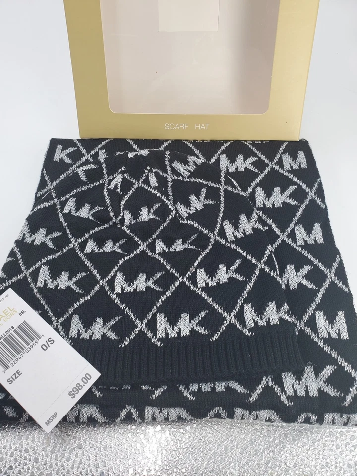 Conjunto de bufanda y sombrero Michael Kors negro con diamante metálico plateado estampado de logotipo MK (VS) Foto 2 de 4