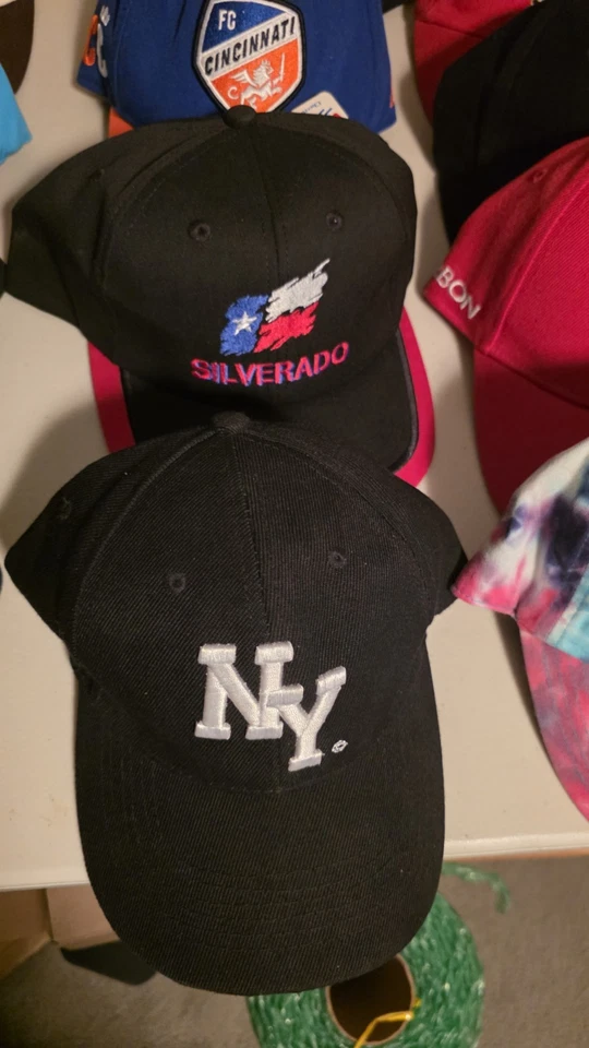 Lote de 24 sombreros aleatorios de hockey. Fútbol béisbol. Algunos nuevos con etiquetas. Foto 4 de 4