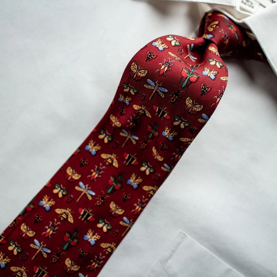 Corbata Salvatore Ferragamo Insectos Rojos Mariposa Seda Tejida 59"L x 3.75"W Foto 3 de 4