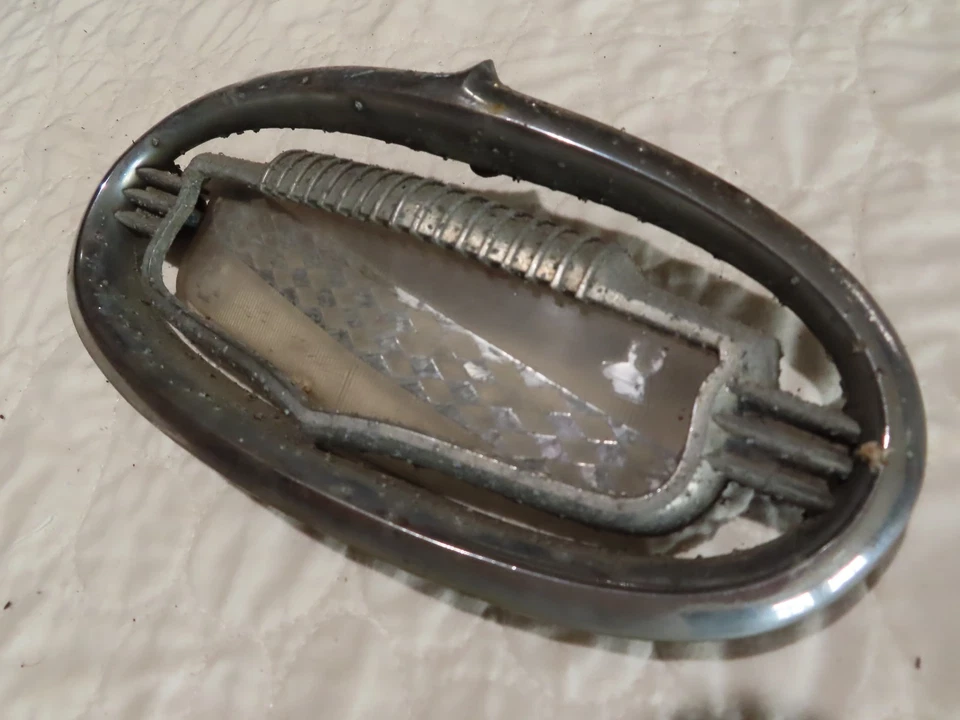 51-52 Buick Special Super Eight Hood Crest w. Bezel Ornament Emblem 1342622 Foto 3 de 4